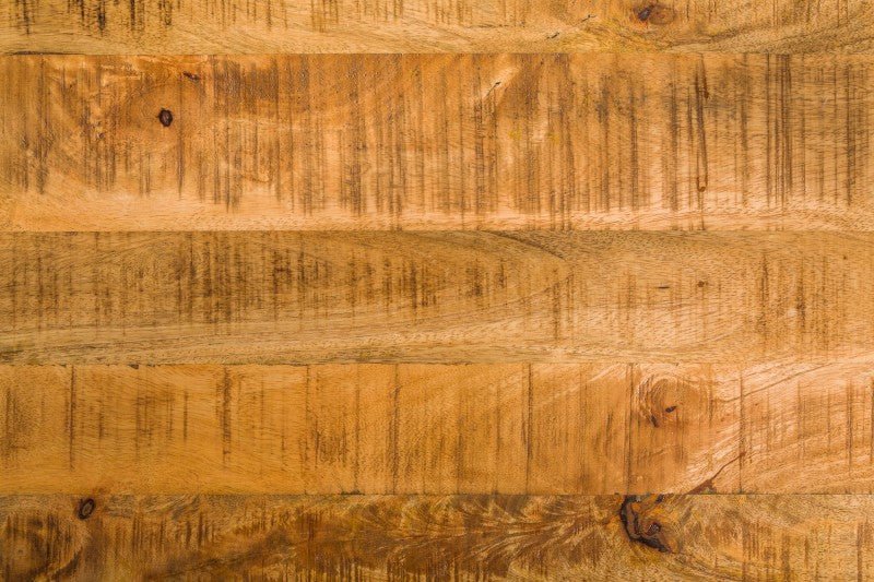 Warme Maserung von Mangoholz — lebendige Farbverläufe im Detail