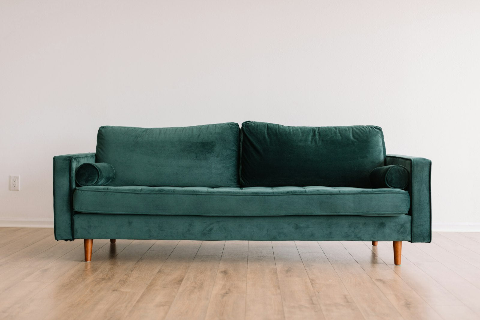 Helles Wohnzimmer mit grossem Eck-Sofa, Couchtisch und Pflanzen