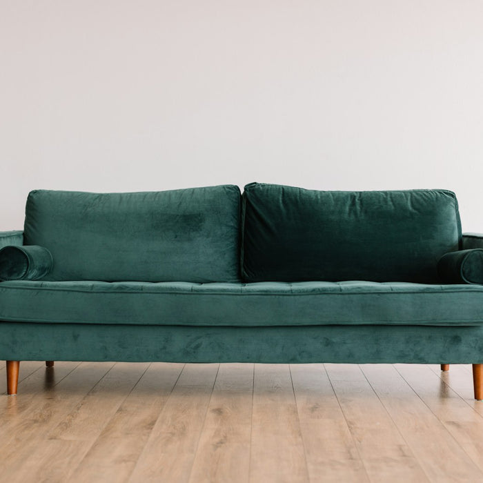 Helles Wohnzimmer mit grossem Eck-Sofa, Couchtisch und Pflanzen