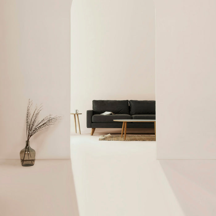Modernes Wohnzimmer mit Massivholz-Sideboard von Aredo als ruhiger Ankerpunkt im Raum