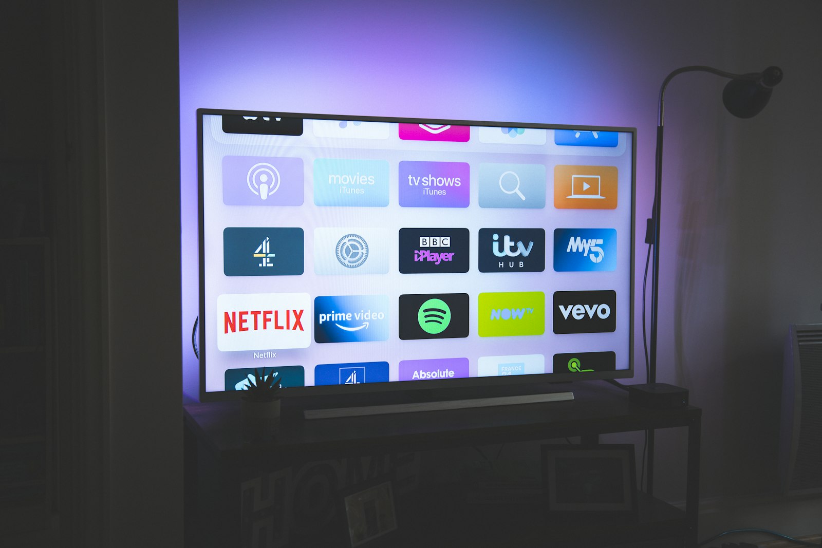 Modernes Wohnzimmer mit TV-Board und Fernseher an der Wand
