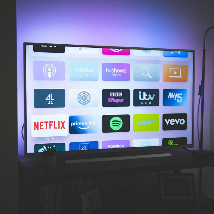 Modernes Wohnzimmer mit TV-Board und Fernseher an der Wand