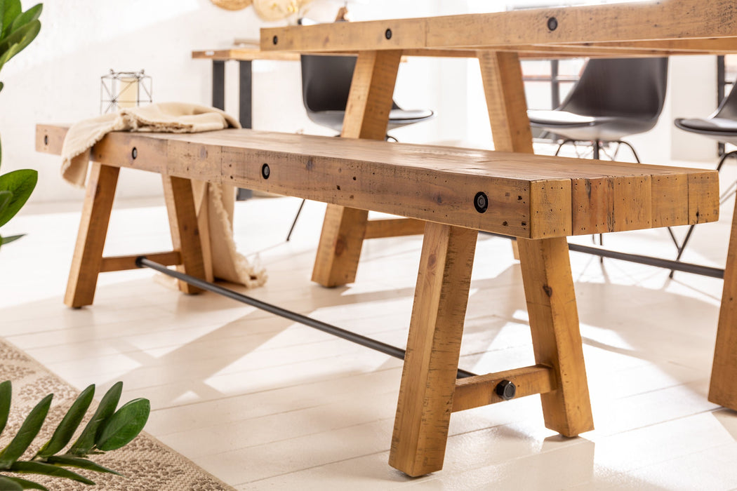 Detailaufnahme der recycelten Pinienholzplatte der Sitzbank Matterhorn