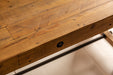 Holzmaserung und Vintage-Braun-Lackierung der Sitzbank Matterhorn im Detail