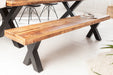 Detailaufnahme der 70 mm starken Mangoholzplatte der Sitzbank Blacksmith
