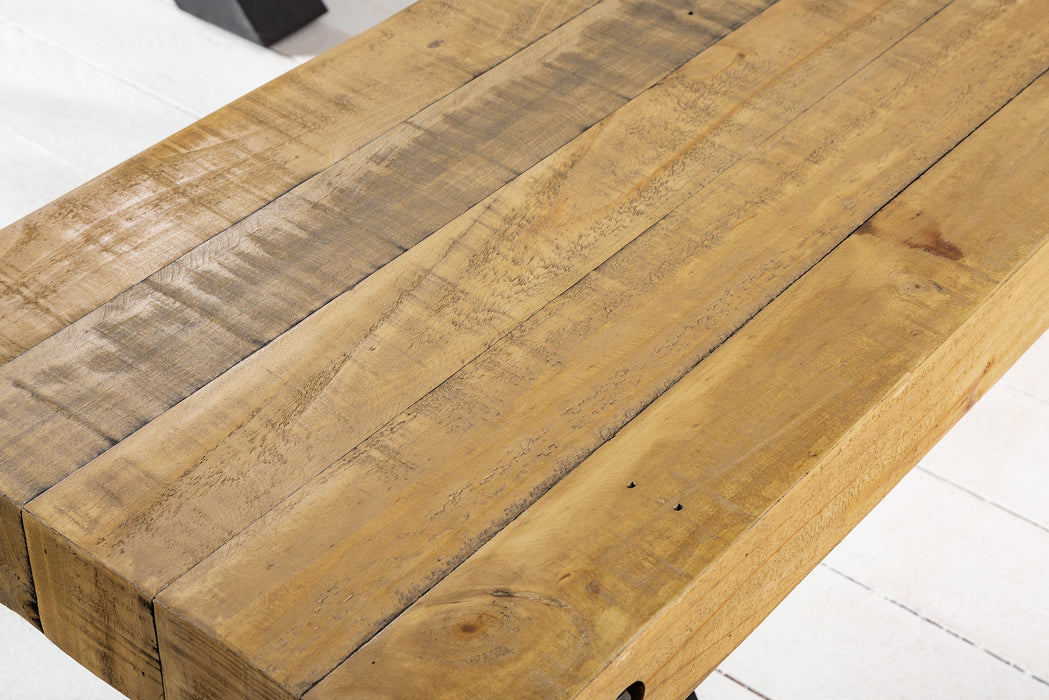 Holzmaserung und Vintage-Braun-Lackierung der Pinie bei der Sitzbank Lötschtal
