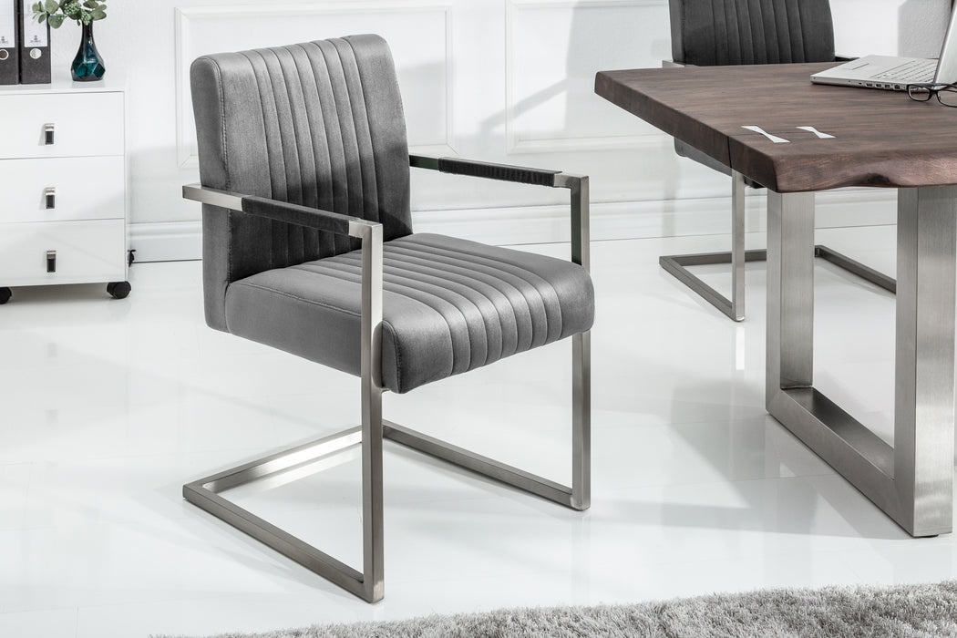 Freischwinger Grand Hudson Grau Samt Armlehne